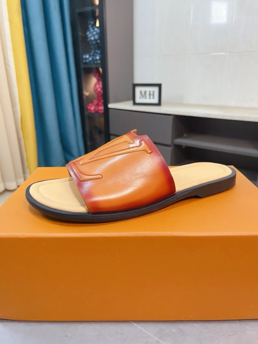 Men's men's shoes 💰360🌸🌸LV medium men's spring and summer slippers counter synchronization. The uppers are imported from Italy with open edge beads and color-changing logo graphics. High-quality craftsmanship. Soles: Original soles specially provided by the original factory. Exclusive molded soles are super comfortable. Original factory single goods. 🔍🔍High quality. You can enter and exit the counter at will. Welcome to compare. Size 38-45